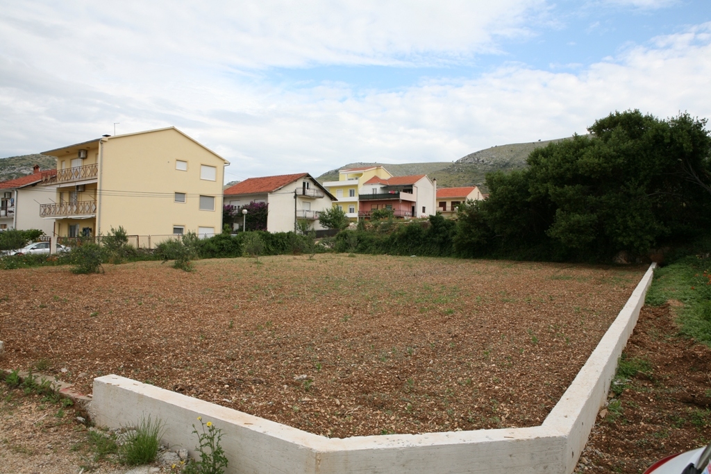 3876- Trogir - atraktivno građevinsko zemljište 840 m2
